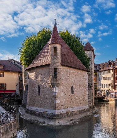 Téléchargez les photos : Palais de l'isle, sur la rivière Thiou, à Annecy, Haute-Savoie, France - en image libre de droit