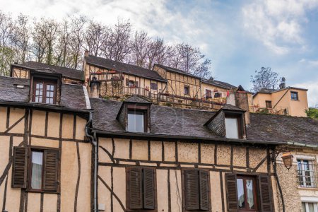 Téléchargez les photos : Maisons à colombages sur la rive gauche à Terrasson Lavilledieu, en Dordogne, Nouvelle-Aquitaine, France - en image libre de droit