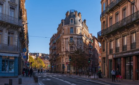 Foto de Fachadas típicas de la rue de Metz en Toulouse en Haute Garonne, Occitanie, Francia - Imagen libre de derechos