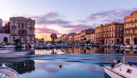 Téléchargez les photos : Heure bleue sur le canal royal de Sète, Hérault, Occitanie, France - en image libre de droit