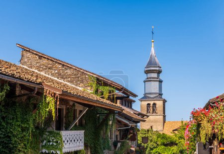 Téléchargez les photos : L "église Saint Pancrace et son magnifique clocher, dans le village médiéval d'Yvoire, en Haute Savoie, France - en image libre de droit