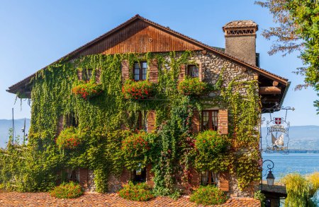 Téléchargez les photos : Façade fleurie d'un hôtel, dans le village d'Yvoire au bord du lac Léman, en Haute Savoie, France - en image libre de droit