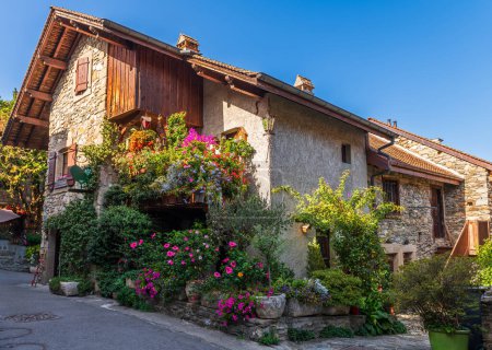 Téléchargez les photos : Maison très fleurie dans le village d'Yvoire sur le lac Léman, en Haute Savoie, France - en image libre de droit