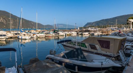 Téléchargez les photos : Petite marina sur le lac Bourget, à Aix les Bains, en Savoie, France - en image libre de droit