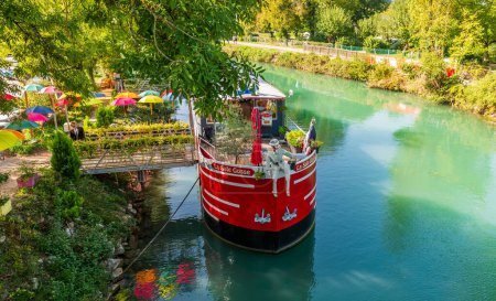 Téléchargez les photos : Péniche restaurant sur le canal Saviere à Chanaz, Savoie, France - en image libre de droit