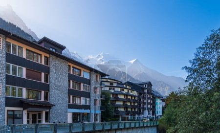 Téléchargez les photos : Le massif du Mont Blanc, vu d'une rue de Chamonix, Haute Savoie, France - en image libre de droit