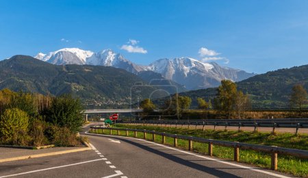 Téléchargez les photos : Mont Blanc depuis une aire de repos autoroutière, Haute Savoie, France - en image libre de droit