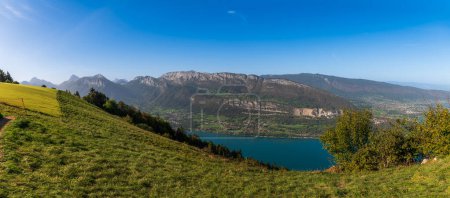 Téléchargez les photos : Panorama des Alpes depuis le Col de la Forclaz de Montmin, où décollent les parapentistes, Haute Savoie, France - en image libre de droit