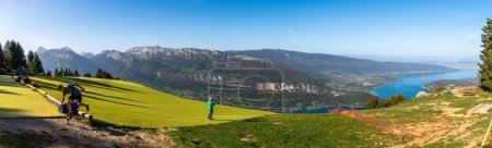 Téléchargez les photos : 10 octobre 2023 : Panorama des Alpes depuis le Col de la Forclaz de Montmin, où décollent les parapentistes, Haute Savoie, France - en image libre de droit