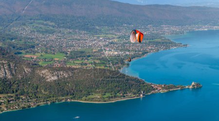 Téléchargez les photos : Parapentes au-dessus du lac d'Annecy, en automne, en Haute Savoie, France - en image libre de droit