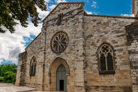 Téléchargez les photos : Eglise catholique d'Auvillar dans le Tarn et Garonne, Occitanie, France - en image libre de droit