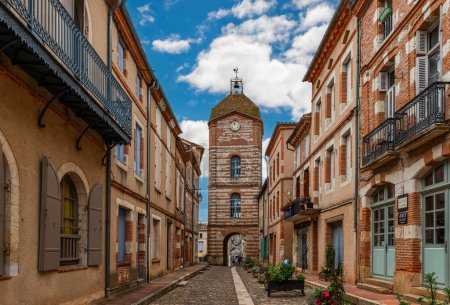 Téléchargez les photos : Village médiéval d'Auvillar et sa tour de l'horloge, Tarn et Garonne, Occitanie, France - en image libre de droit