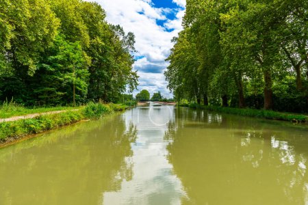 Téléchargez les photos : Canal latéral vers la Garonne, Tarn-et-Garonne en Occitanie, France - en image libre de droit