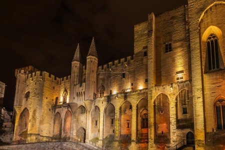 Téléchargez les photos : Célèbre Palais des Papes illuminé la nuit à Avignon, Vaucluse, Provence, France - en image libre de droit
