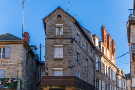 Téléchargez les photos : Façades de maisons et grandes cheminées, à Brive la Gaillarde, Correze, Nouvelle Aquitaine, France - en image libre de droit