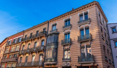 Téléchargez les photos : Façades de bâtiments sur la place de la Trinité à Toulouse en Occitanie, France - en image libre de droit
