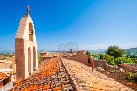 Téléchargez les photos : Clocher de l'église dans le village d'Arboras, dans le Haut Languedoc, en Occitanie, France - en image libre de droit