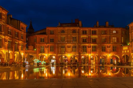 Téléchargez les photos : Place Nationale la nuit à Montauban dans le Tarn et Garonne, Occitanie, France - en image libre de droit