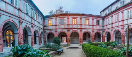 Téléchargez les photos : Cloître carmélite à Montauban, Occitanie, France - en image libre de droit