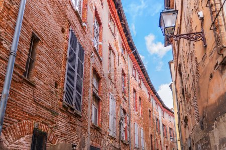 Téléchargez les photos : Vieille rue étroite dans le quartier Saint-tienne à Toulouse, Occitanie, France - en image libre de droit