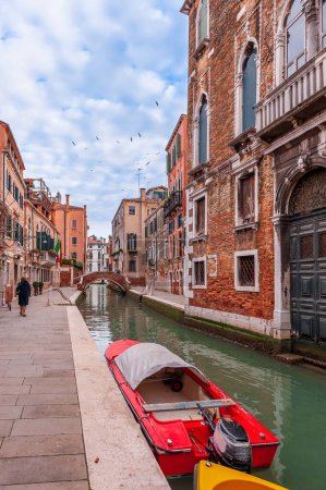 Foto de Canal típico de Venecia, en la región del Véneto de Italia - Imagen libre de derechos