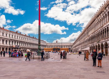 Foto de Plaza de San Marcos, turistas y palomas en Venecia en Veneto, Italia - Imagen libre de derechos