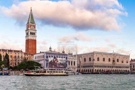 Téléchargez les photos : Palais des Doges et Campanile de la lagune de Venise en Vénétie, Italie - en image libre de droit