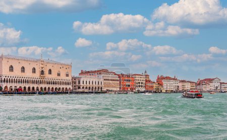 Téléchargez les photos : Façades du Palais des Doges et de la Riva degli Schiavoni de Venise en Vénétie, Italie - en image libre de droit