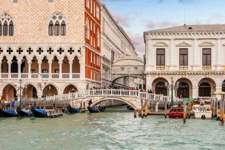 Téléchargez les photos : Ponte della Paglia et derrière le Pont des Soupirs, à Venise en Vénétie, Italie - en image libre de droit