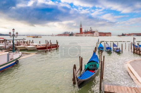 Foto de Gondolas y la isla de San Giorgio Maggiore en el fondo en la laguna de Venecia en Veneto, Italia - Imagen libre de derechos
