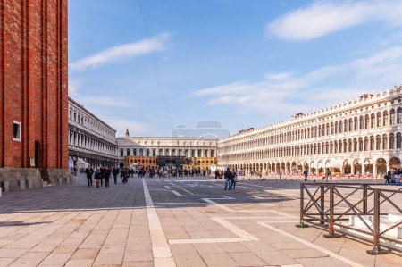 Téléchargez les photos : Place Saint-Marc et ses touristes et vendeurs de rue à Venise en Vénétie, Italie - en image libre de droit