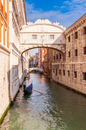 Téléchargez les photos : Pont des Soupirs iconique et gondolier à Venise en Vénétie, Italie - en image libre de droit