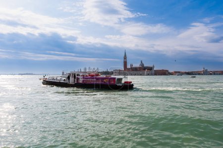 Téléchargez les photos : Un vaporetto passant San Giorgio Maggiore, sur la lagune de Venise, Vénétie, Italie - en image libre de droit