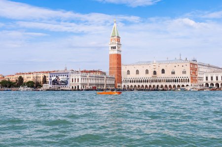 Foto de Palacio Ducal y Laguna Campanile en Venecia en Veneto, Italia - Imagen libre de derechos