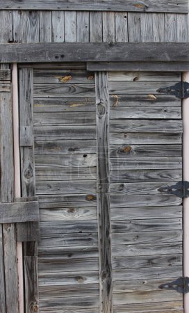 Téléchargez les photos : Porte en bois rustique sur la construction dans le sud-est rural du Texas. Déversoir TX - en image libre de droit