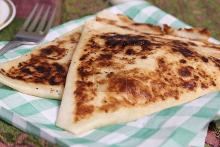 Foto de Placa de pasta Carbonara con pan plano italiano en mesa de cocina rústica - Imagen libre de derechos