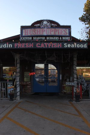Téléchargez les photos : Henderson TX - 17 décembre 2023 : Restaurant local Hushpuppies Catfish and Seafood situé à Henderson Texas - en image libre de droit