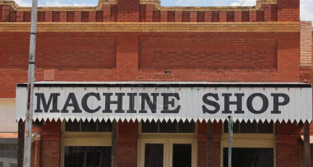 Firma de taller de máquinas en edificio histórico en el centro de Granger Texas