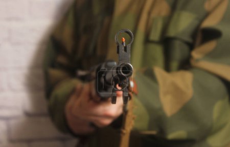 Hombre sosteniendo SKS 7.62 x 39mm pistola militar