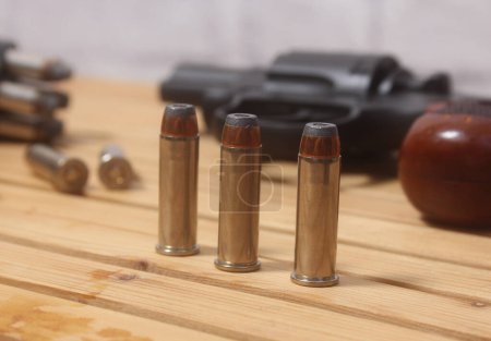 Vintage Revolverpistole mit Munition und Radlader