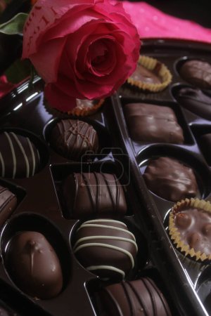 Rosa Rosa y Caja de Chocolates Surtidos Para el Día de San Valentín