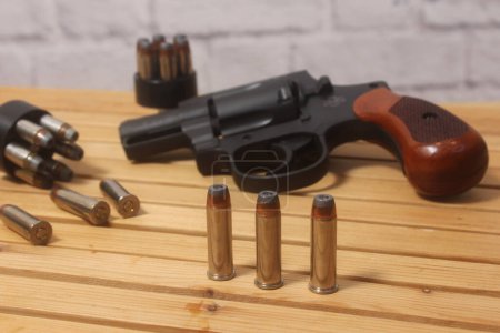 Téléchargez les photos : Pistolet Revolver Vintage avec munitions et chargeur de vitesse - en image libre de droit