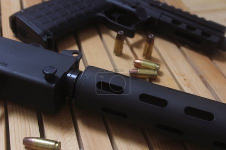 Téléchargez les photos : Pistolet semi-automatique sur table en bois avec munitions - en image libre de droit
