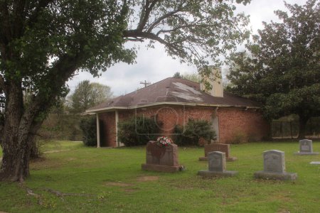 Foto de Kilgore TX - 24 de marzo de 2024: Kilgore Memorial Gardens Cemetery on Cloudy Day Situado en Kilgore Texas - Imagen libre de derechos