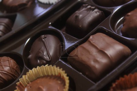 Caja de caramelos de chocolate surtidos para el primer plano del regalo