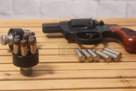 Téléchargez les photos : Pistolet Revolver Vintage avec munitions et chargeur de vitesse - en image libre de droit