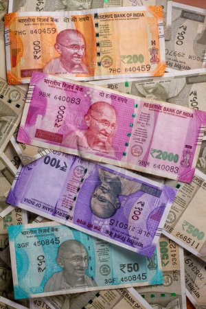 Foto de Nueva moneda india 2000-500-200-100-50-10 fondo. rupia india. - Imagen libre de derechos