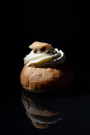 Foto de Semla casera o vastlakukkel en Estonia es un rollo dulce tradicional con crema batida hecha en los países escandinavos y bálticos para el martes de carnaval o días relacionados. Foto de alta calidad - Imagen libre de derechos