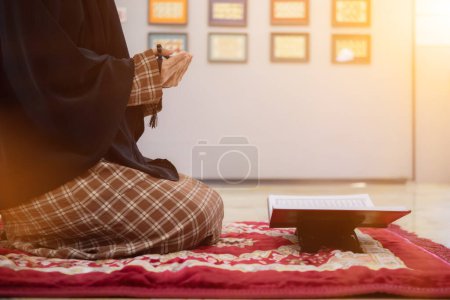 Foto de Las mujeres musulmanas en hiyab están orando para mostrar respeto y gracias a Allah de acuerdo con la creencia musulmana y las mujeres musulmanas en hiyab están orando a Allah de acuerdo con la creencia tradicional de Quran - Imagen libre de derechos