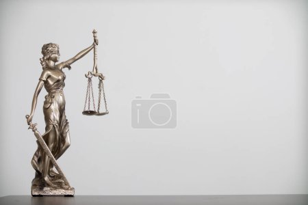 Téléchargez les photos : Statue du dieu Themis Lady Justice est utilisé comme symbole de la justice au sein du cabinet d'avocats pour démontrer la véracité des faits et le pouvoir de juger sans préjudice. Themis Lady Justice est de justice. - en image libre de droit